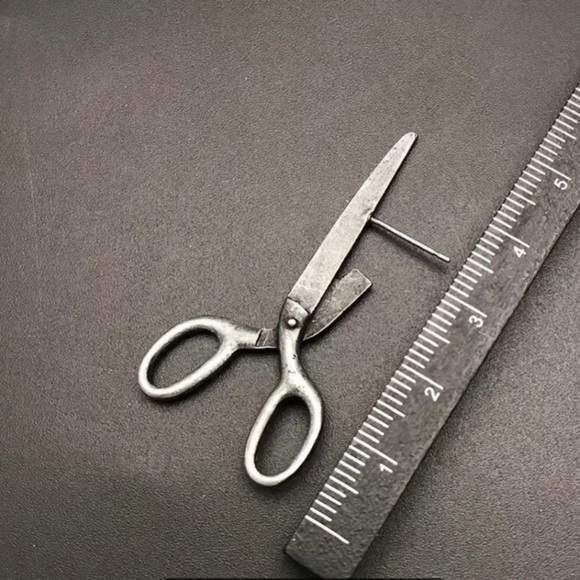 HOT TOPIC GOTH VIBE WHIMSICAL SCISSORS EARRINGS NWOT - Picture 4 of 6